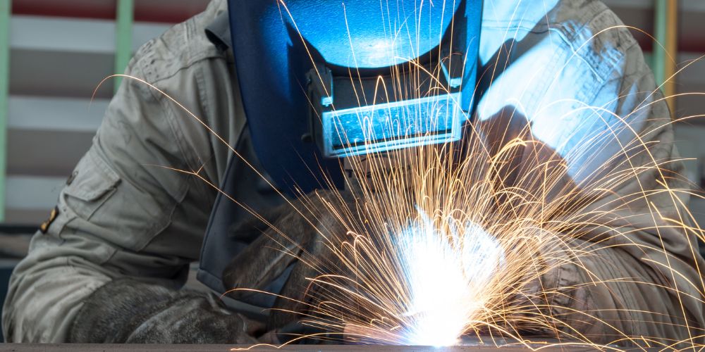 Choosing the Best Material for Your Welding Apron: Leather vs. Flame-Resistant Fabrics